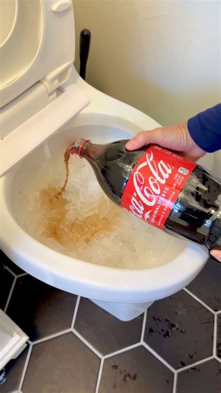 Can Coca Cola clean the toilet bowl?