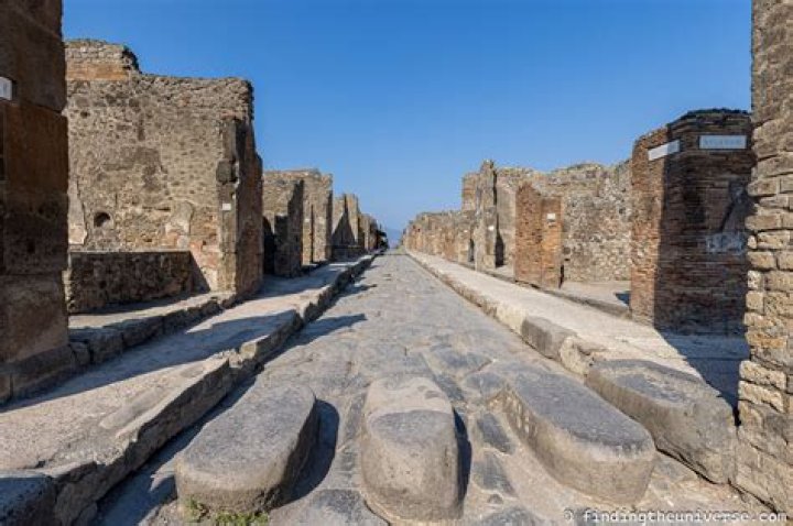 Can you walk from Pompeii to Herculaneum?