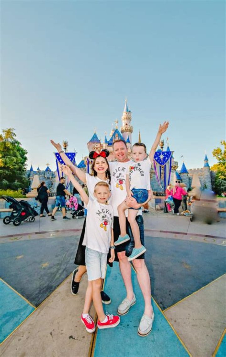 Do people shoplift at Disneyland?