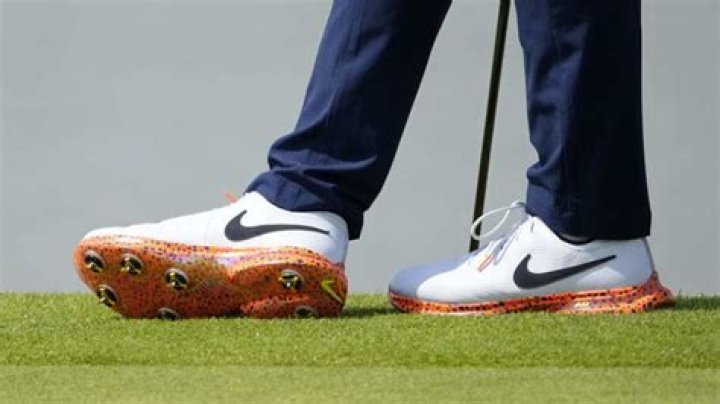What percent of PGA Tour players wear metal spikes?